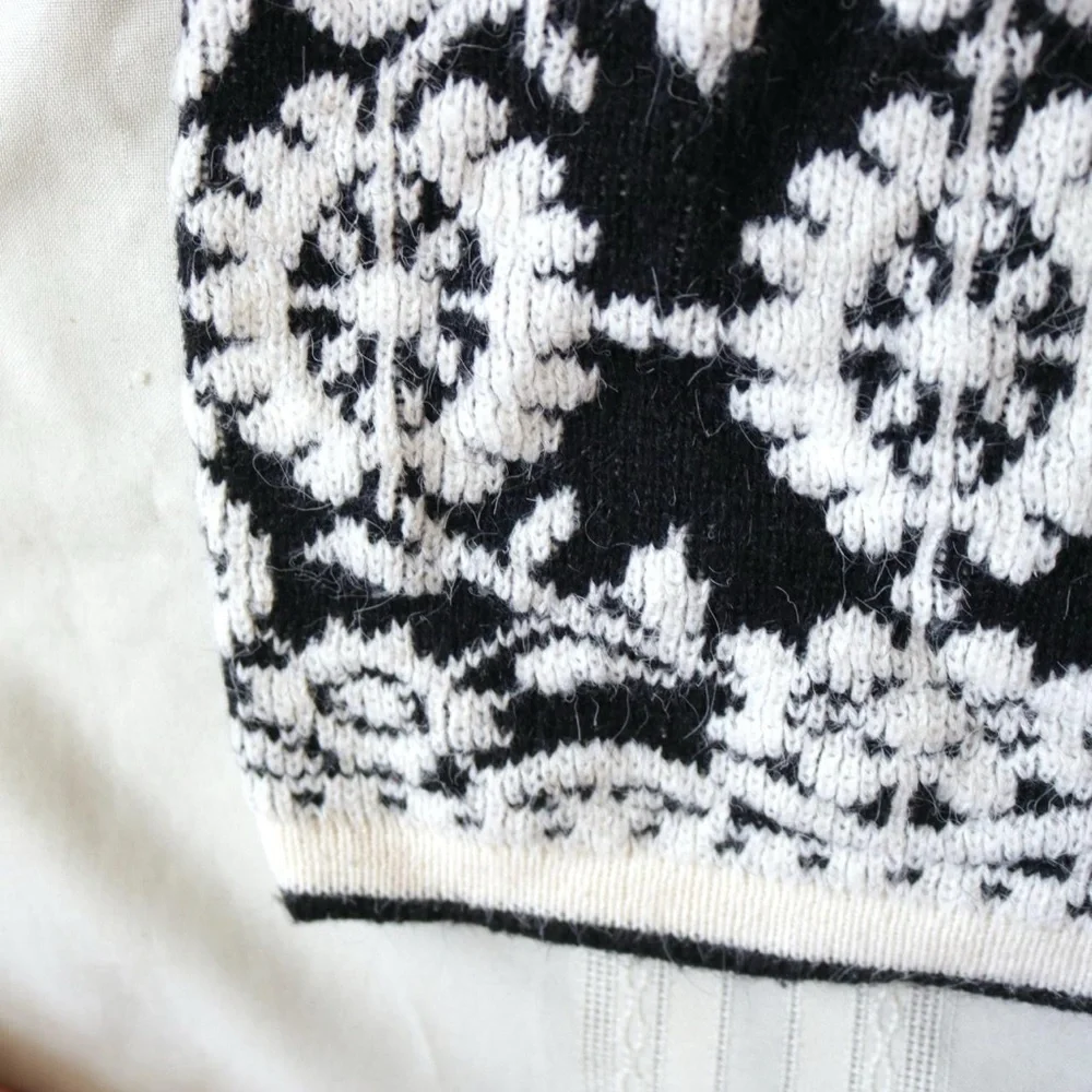 Black and white royal damask patterned sweater - Picture 5 of 8
